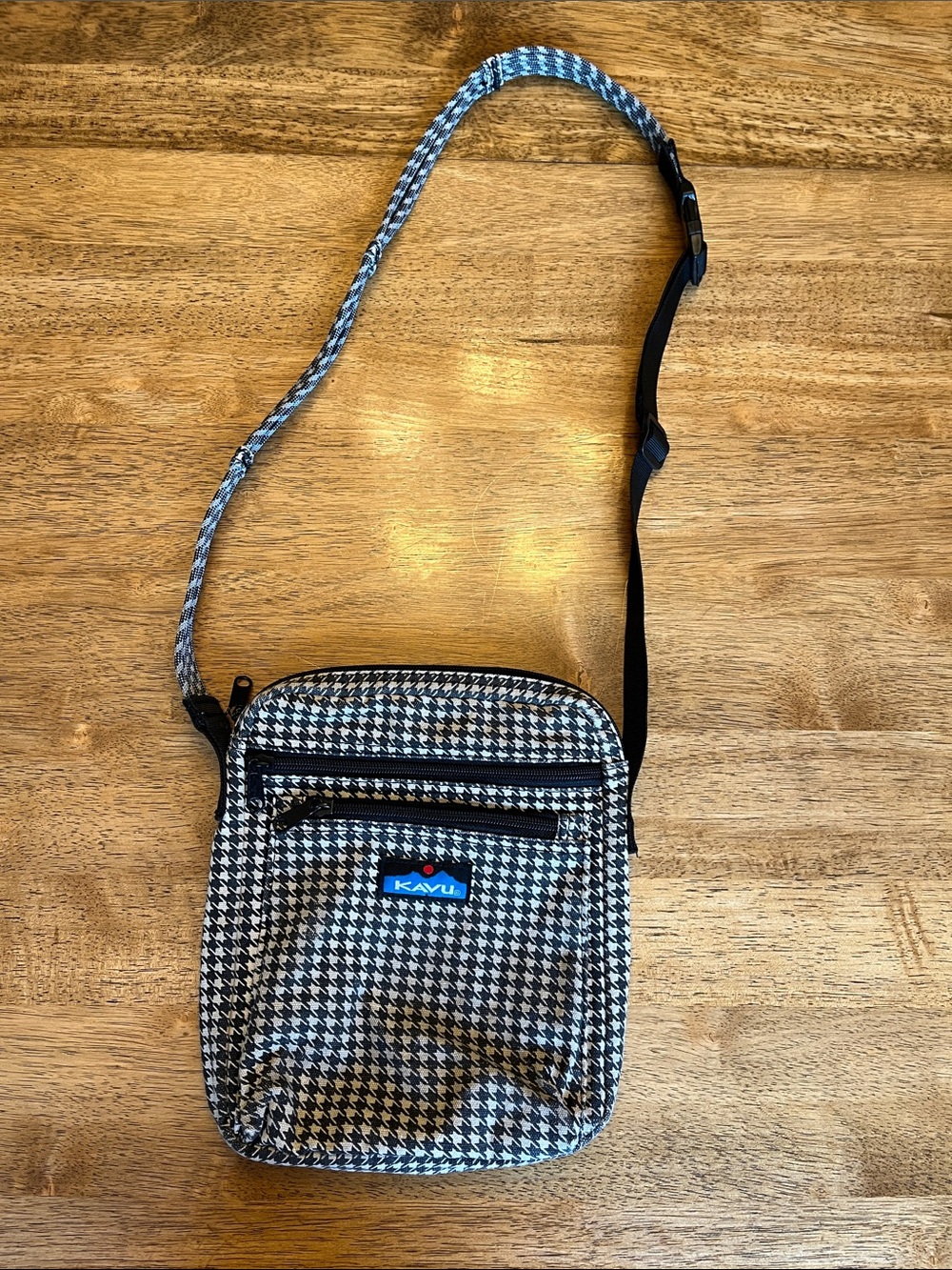 KAVU Houndstooth Crossbody Travel Bag Multi Zip Adjustable Strap